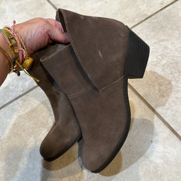Me Too Zeus Brown Suede Low Heel Ankle Boots Booties 7 - Picture 7 of 8